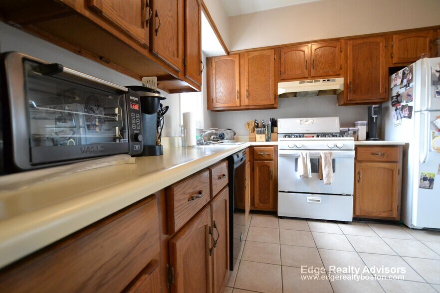 Building Photo - 5 Saybrook St