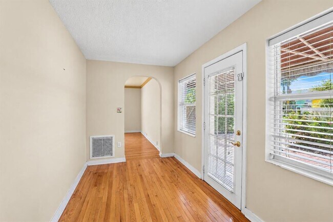 Building Photo - 206 17th Ave NE