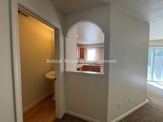 Building Photo - 217 Meadowood Ct