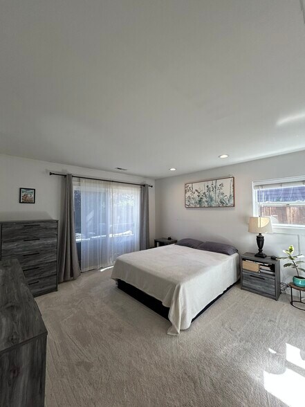 Building Photo - 21365 Oakview Dr