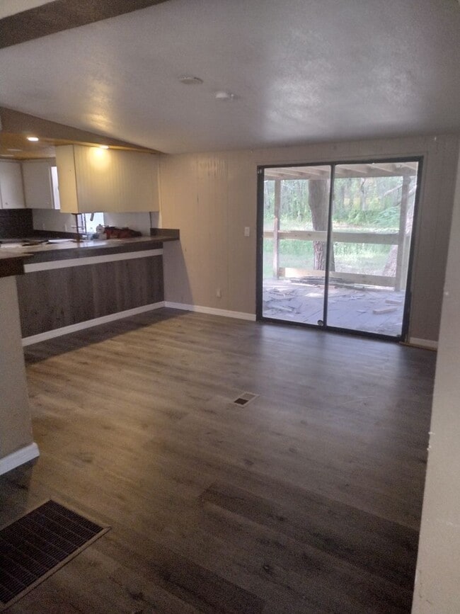 Building Photo - 3 bedroom 2 bathroom Home on 2 1/5 acres