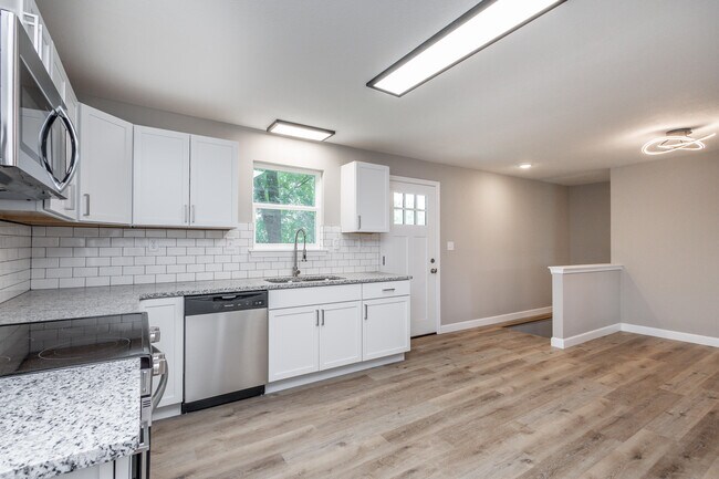 Building Photo - 25 Poplar Hill Dr