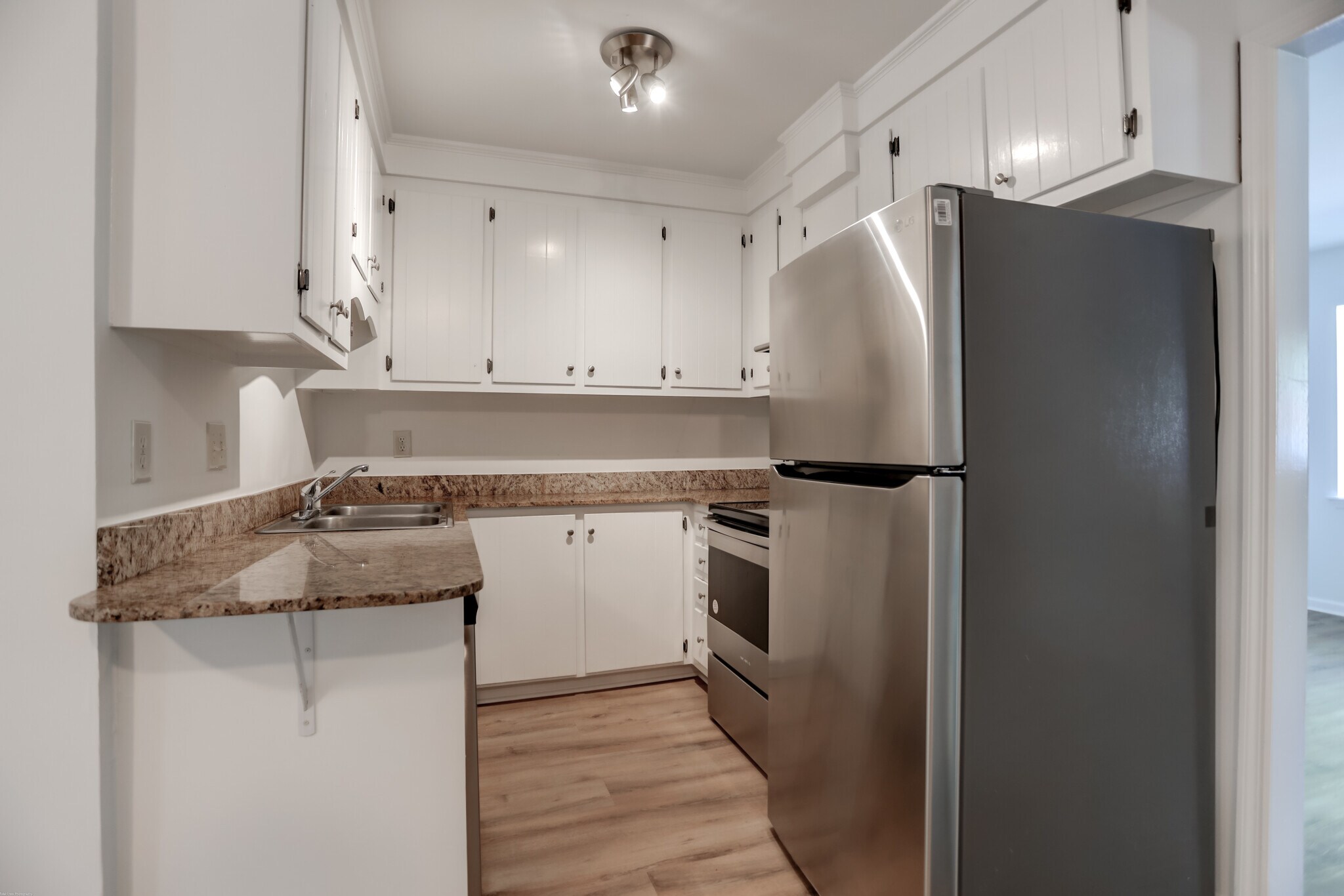 Building Photo - 1618 Poinsettia Rd