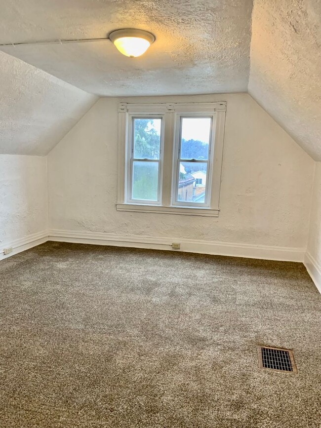 Building Photo - 4 Bed/ 2 Bath Large House in East Pittsburgh