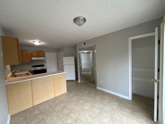 Building Photo - 10414 Pinoak View Dr