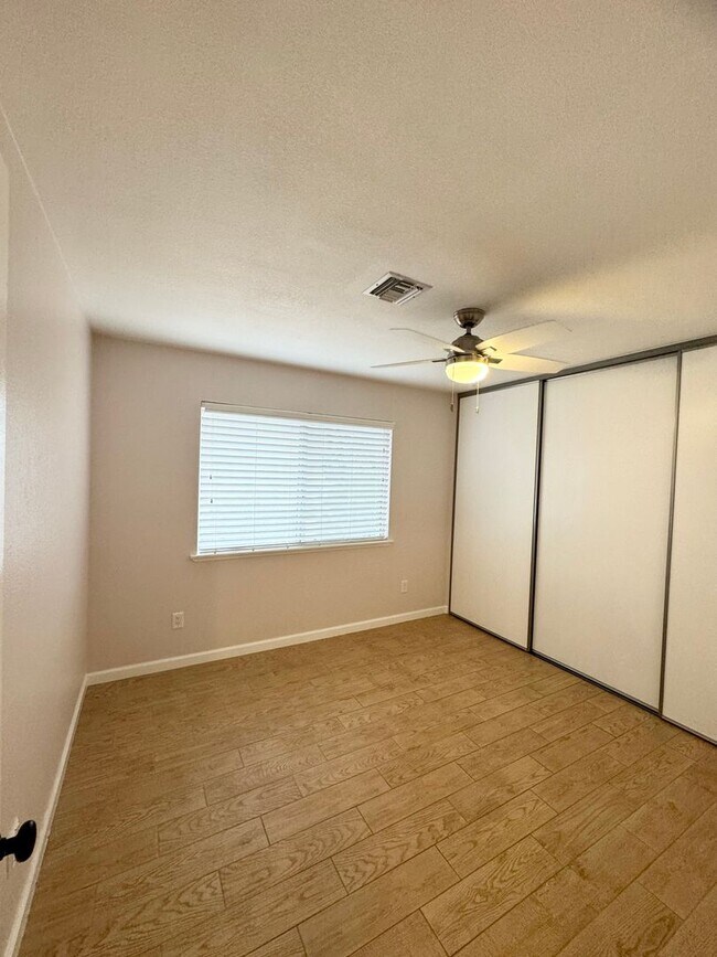 Building Photo - Great Views/3BED 2BATH/SOLAR/Move in ready