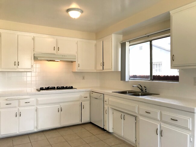 Primary Photo - 4441 W 134th St