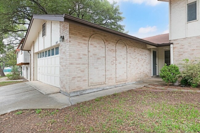 Building Photo - Leon Valley~Spacious 2 Bedroom~Updated Kitchen with Stainless Steel Appliances~2 Car Garage~Backyard