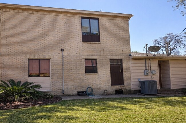 Building Photo - 5315 Bayway Dr