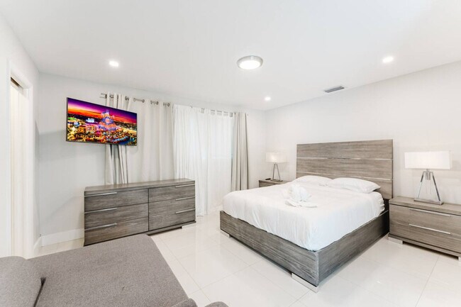 Building Photo - 4017 Monroe St