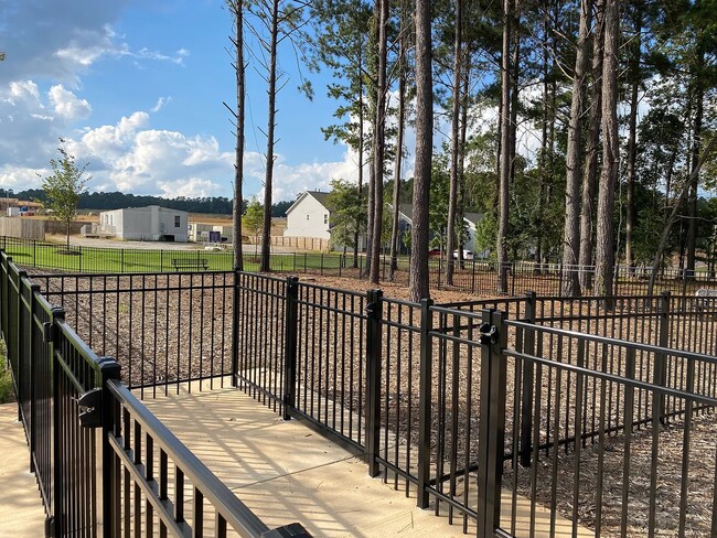 Building Photo - 588 Glen Clova Dr
