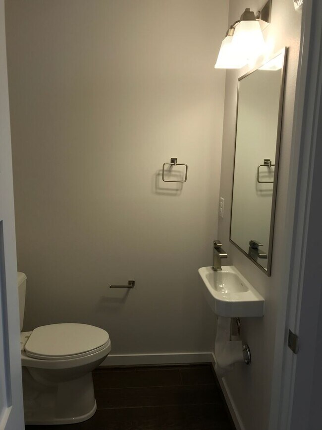 Building Photo - Newer 2 bed / 2.5 bath condo in Bryant Hei...