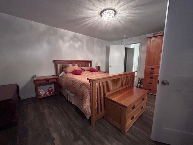 Building Photo - 3 Bedroom 2 Bath home in south Bellingham with a 2-car garage