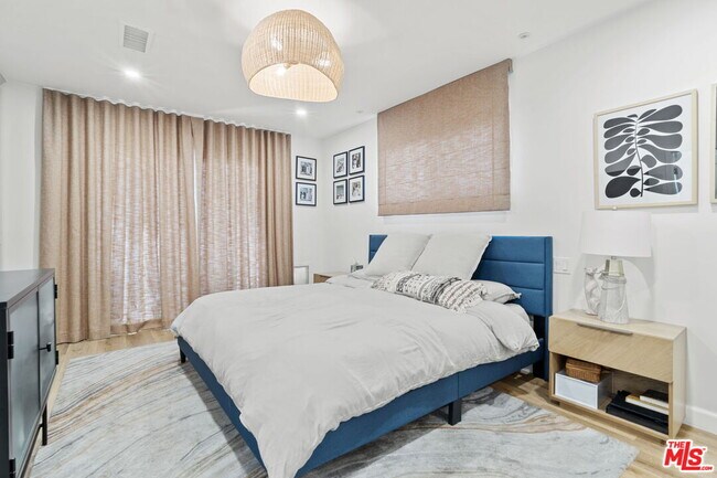 Building Photo - 11038 Blix St