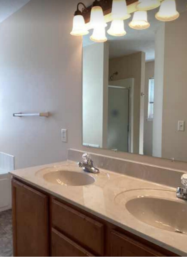 Building Photo - A MUST SEE HOME IN WOODGATE!