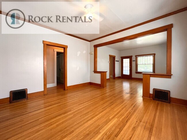 Building Photo - 2 Bed 1 Bath with Hardwood floors