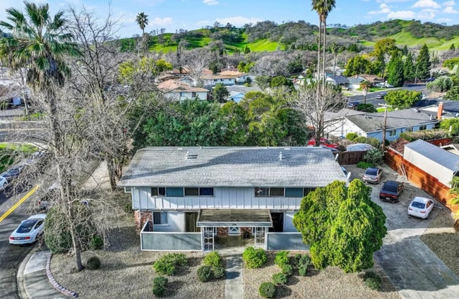 Building Photo - Adorable 2 bed 1 bath unit located in a 4 Plex close to Downtown Vacaville!!