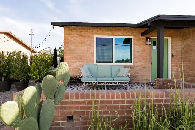 Building Photo - FARM VIEW BUNGALOW across from UofA Campus Farm! Available Today!