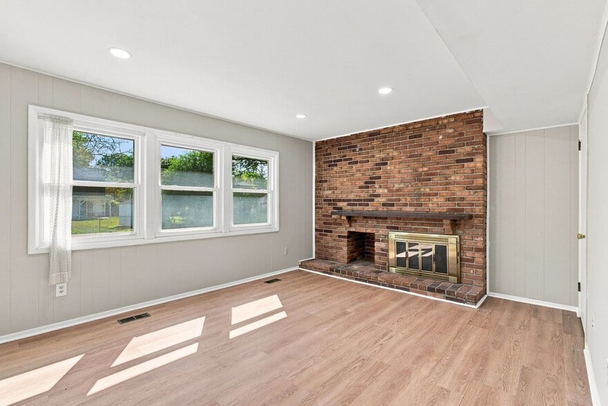Building Photo - 4856 Danbury Dr