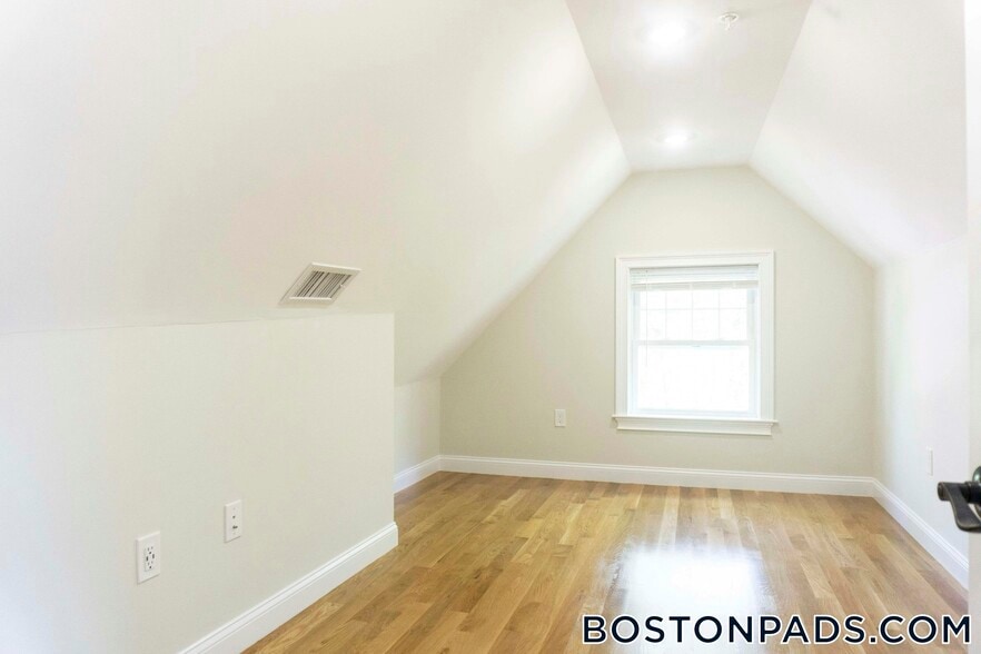 Building Photo - 62 Gordon St