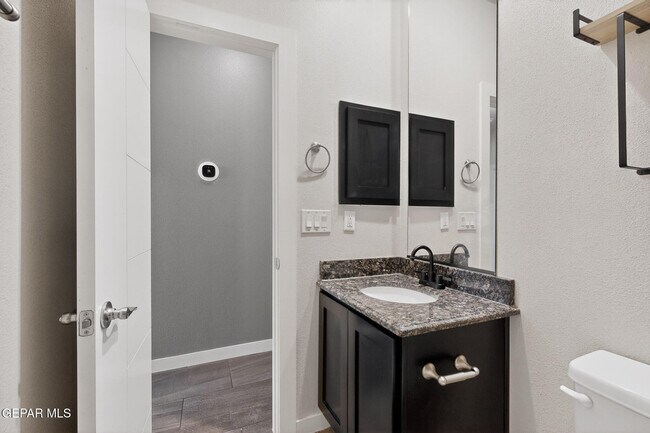 Building Photo - 320 S Manzanita Dr