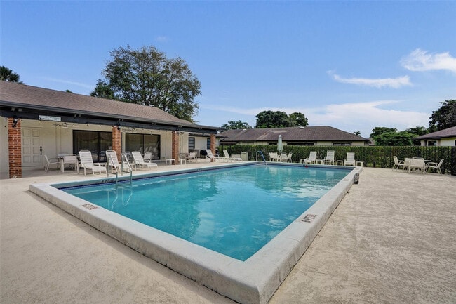 Building Photo - 4840 Greentree Ln