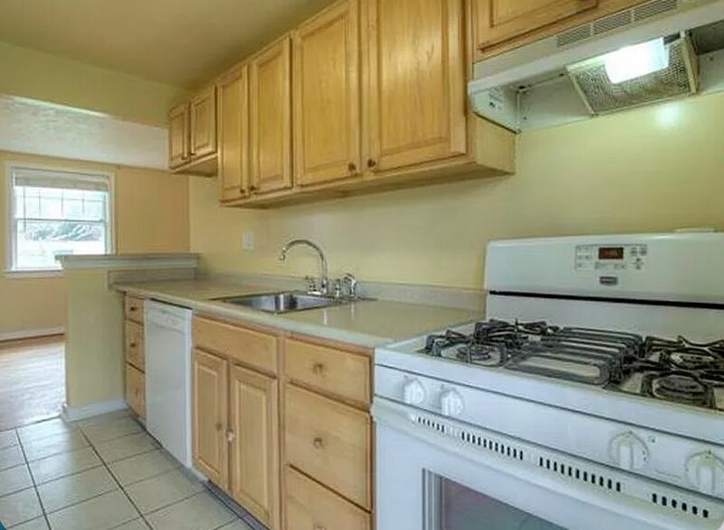 Building Photo - 1614 Westhill Rd