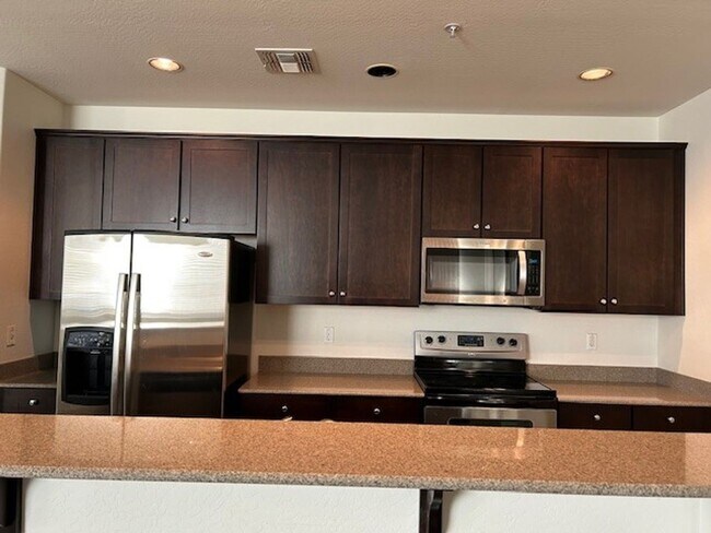 Building Photo - 2 bedroom /2 bath with a garage located in the  Popular Muirfield Village Townhomes