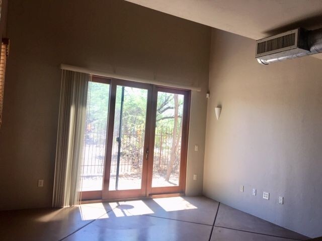 Building Photo - Modern loft style unit close to downtown