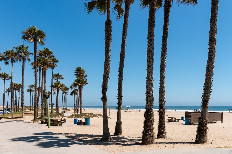 Building Photo - 218 E Surfside Dr