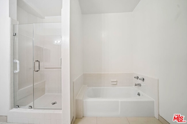 Building Photo - 333 S Elm Dr