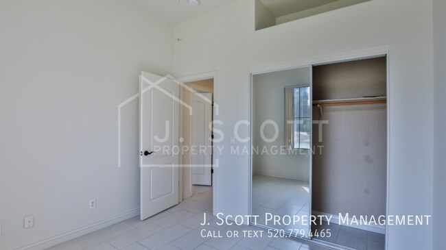 Building Photo - 836 W Aloe Pl