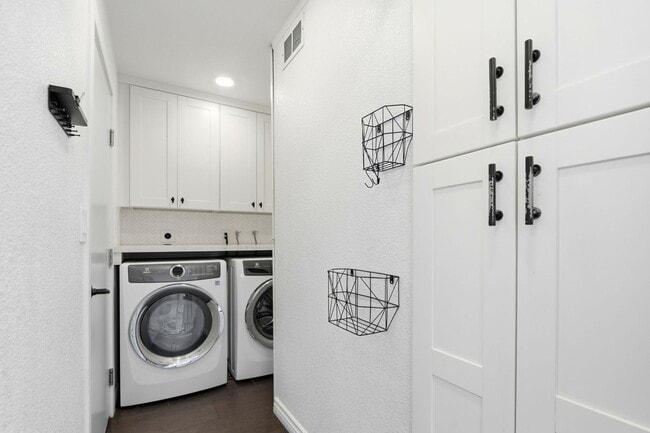Building Photo - Beautifully Remodeled 3BD Townhome | Multi-Zone A/C | Private Patio