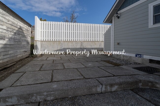 Building Photo - Beautifully Remodeled 2 bedroom in convenient location, private balcony, over sized garage, A/C a...