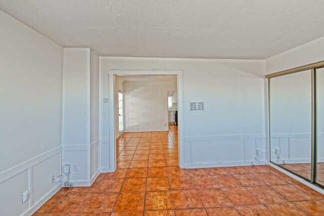 Building Photo - 3809 Crest Dr