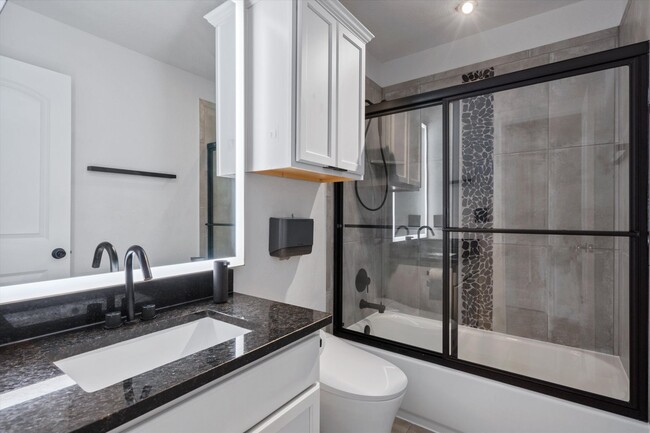 Building Photo - Stunning 4-Bedroom Home in Northwest Austi...