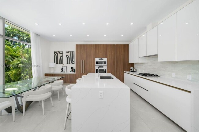 Building Photo - 1201 W 47th St