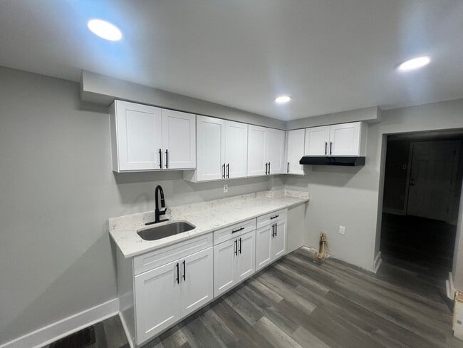 Building Photo - Beautiful, remodeled house nice close to e...