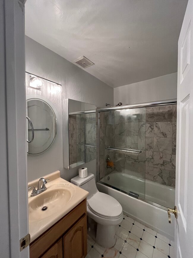 Building Photo - 622 Clauser Dr