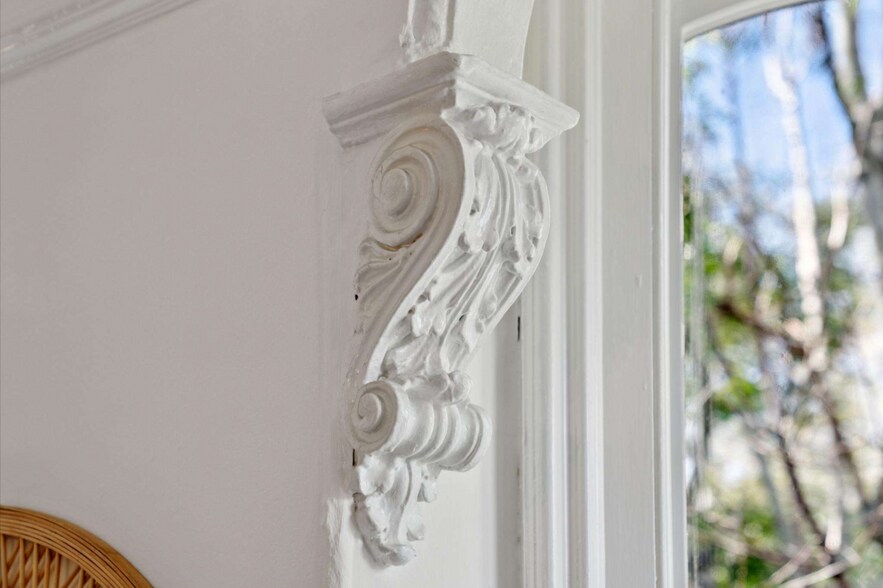 Victorian architecture: crown molding - 49 Liberty St