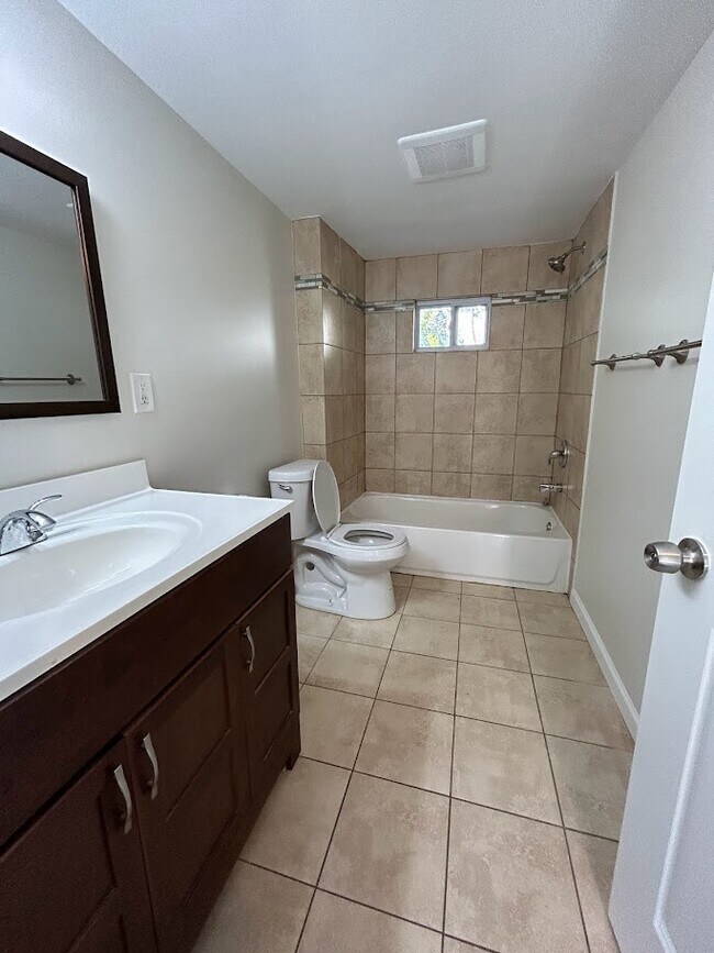 Building Photo - 15931 Deering St