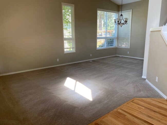 Building Photo - Wonderfully maintained home in quiet neigh...