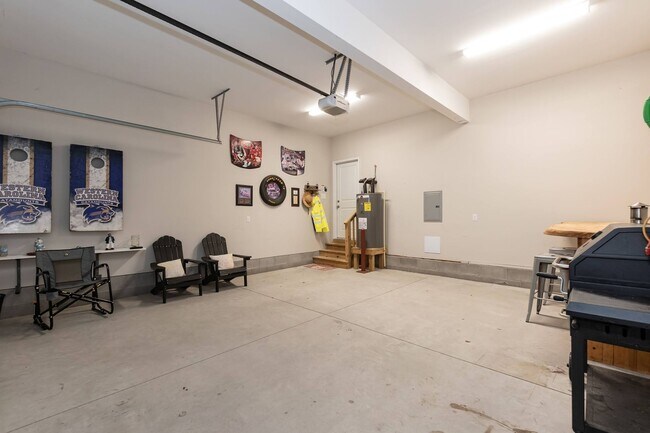Building Photo - Three Bedroom Home!