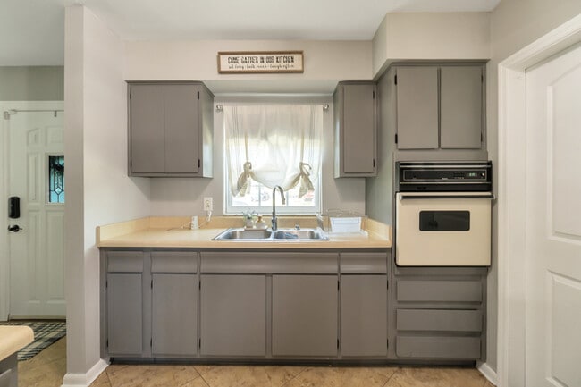 Building Photo - 7703 Southside Ln