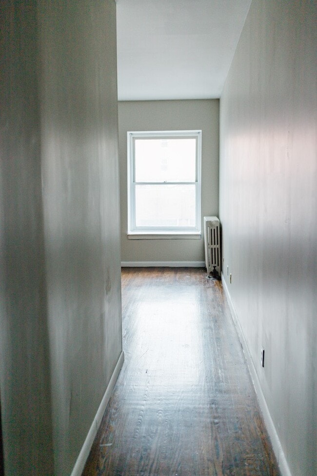 Building Photo - Spectacular Studio Located Where Brooklyn Heights Meets Cobble Hill!