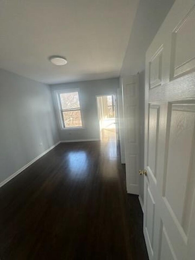 Building Photo - Large 3 bedroom 2 bathroom Condo with Cent...