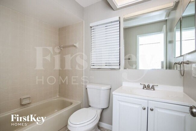 Building Photo - 1739 Goldfinch Ct