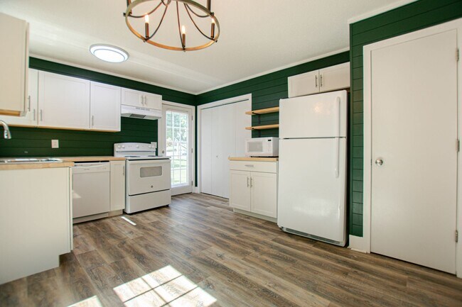Building Photo - Updated Three Bedroom!
