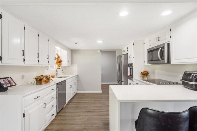 Building Photo - 1306 N Silent Grove Rd