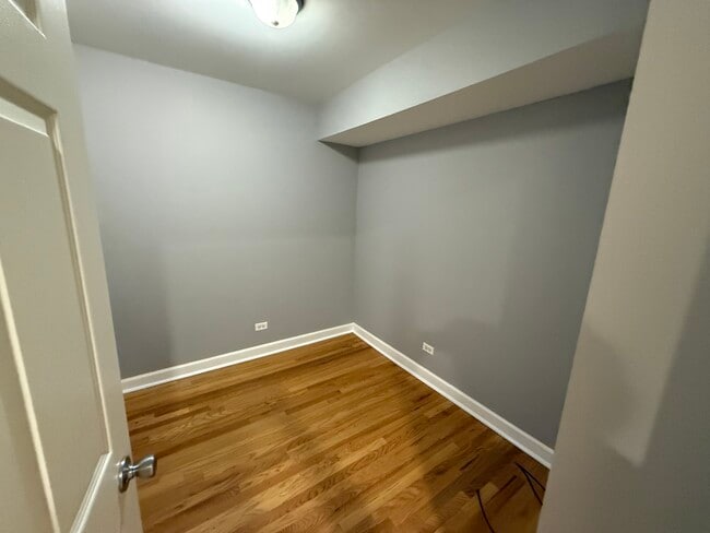 Building Photo - 6954 N Greenview Ave